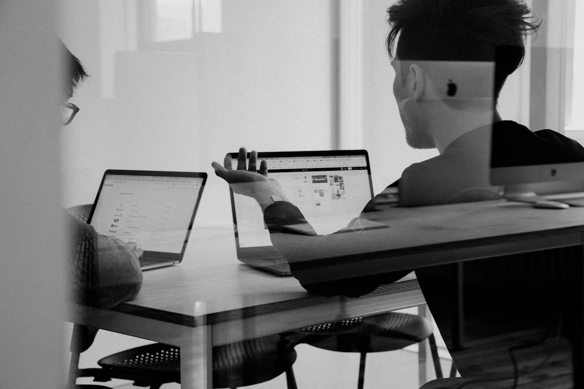 Expert-comptable en rendez-vous client pour accompagnement RGPD