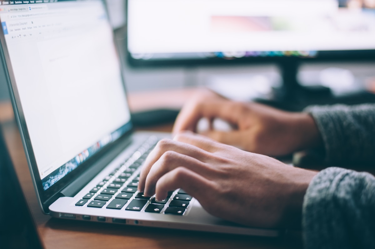 Dirigeant PME au bureau analysant la conformit&eacute; RGPD