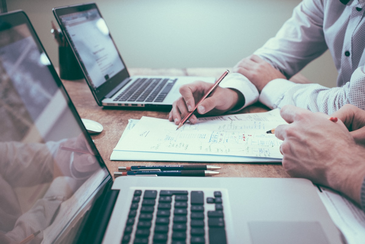 Dirigeant de PME français analysant ses obligations RGPD - registre des traitements et politique de confidentialité